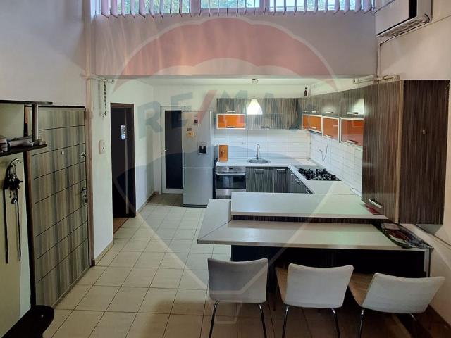 Apartament 3 camere vanzare in casă / vilă Constanta, Km 5 vezi locația pe hartă