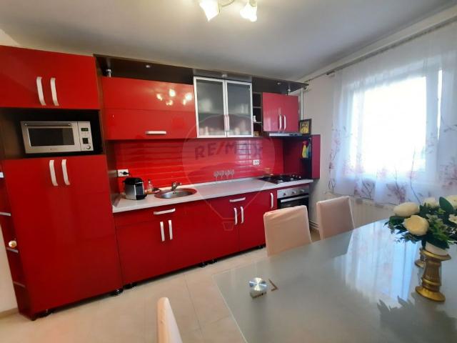 Apartament 3 camere vanzare in bloc de apartamente Timis, Lugoj vezi locația pe hartă