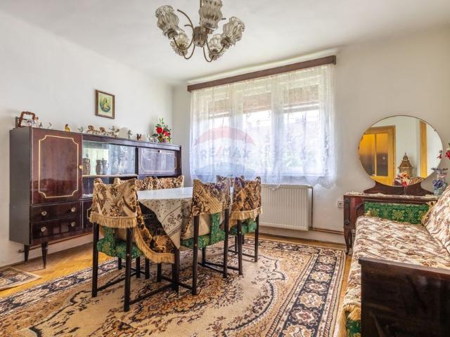 Apartament 3 camere vanzare in bloc de apartamente Arad, Ineu, Central vezi locația pe hartă