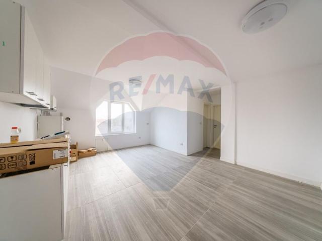 Apartament 3 camere vanzare in bloc de apartamente Arad, Sega vezi locația pe hartă