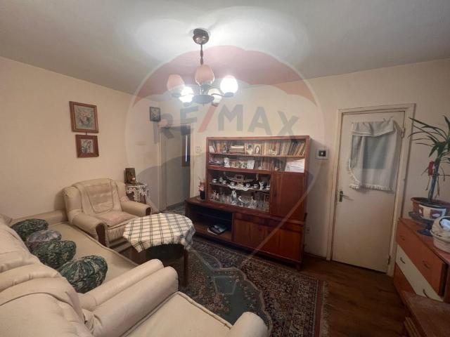 Apartament 3 camere vanzare in bloc de apartamente Bacau, Est vezi locația pe hartă