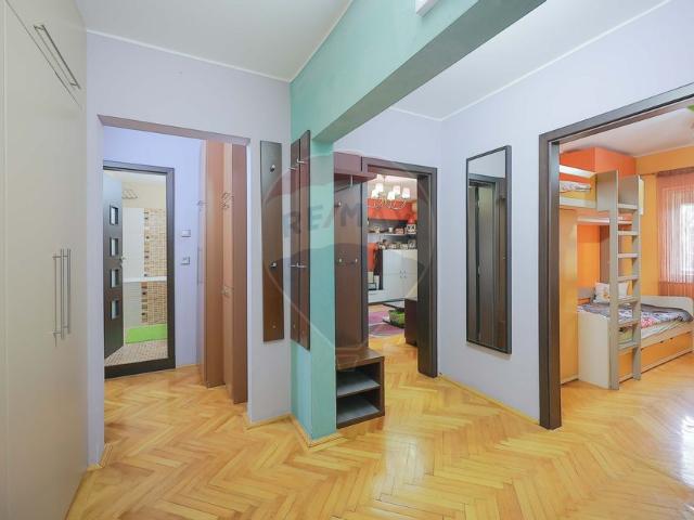 Apartament 3 camere vanzare in bloc de apartamente Bihor, Oradea, Rogerius vezi locația pe hartă
