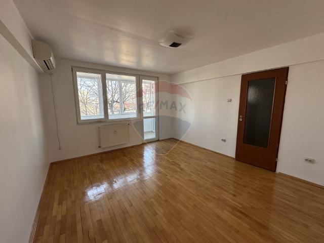 Apartament 3 camere vanzare in bloc de apartamente Bucuresti, Campia Libertatii vezi locația pe hartă