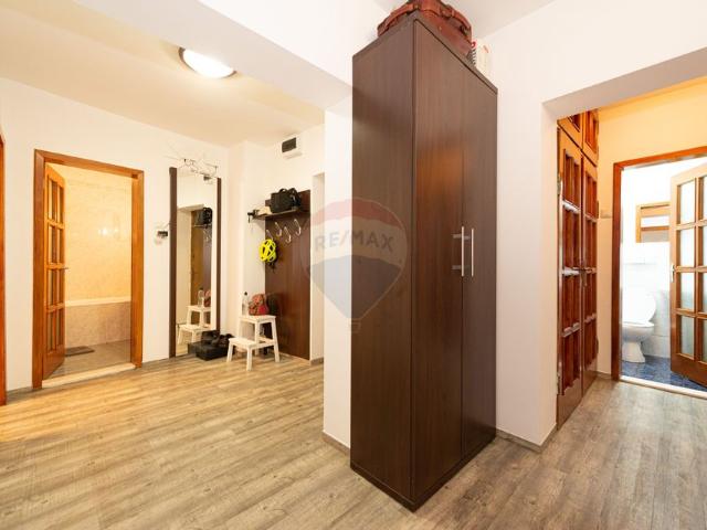 Apartament 3 camere vanzare in bloc de apartamente Bucuresti, Unirii vezi locația pe hartă