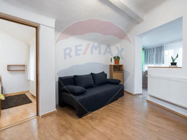 Apartament 3 camere vanzare in bloc de apartamente Bucuresti, Universitate vezi locația pe hartă