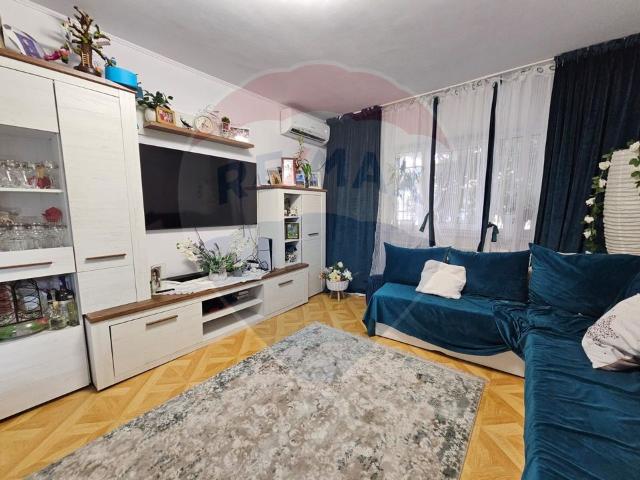 Apartament 3 camere vanzare in bloc de apartamente Constanta, Far vezi locația pe hartă