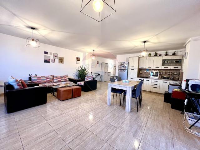 Apartament 3 camere vanzare in bloc de apartamente Constanta, Mamaia, Nord vezi locația pe hartă