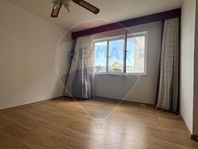 Apartament 3 camere vanzare in bloc de apartamente Constanta, Mangalia, Central vezi locația pe hartă