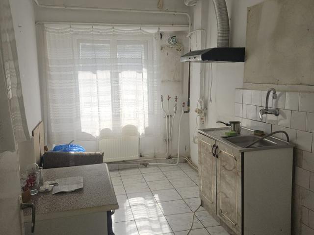 Apartament 3 camere zona Lic. Mihai Eminescu, necesita renovare