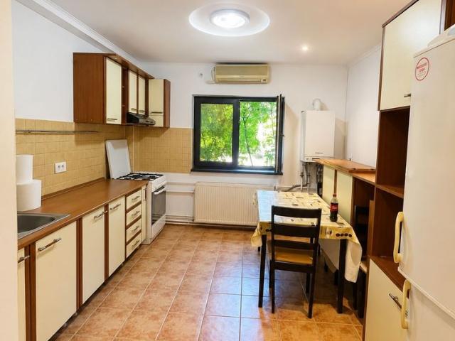 Apartament 3 camere, 2 băi, centrală termica