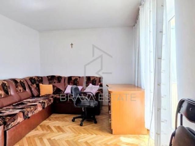 Apartament 3 camere, 2 bai, balcon, zona UMF