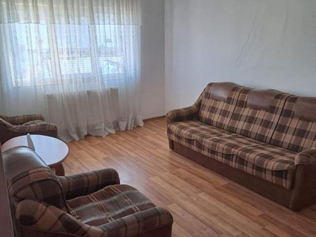 Apartament 3 camere 67 mp, etajul 4/5, zona Bradet
