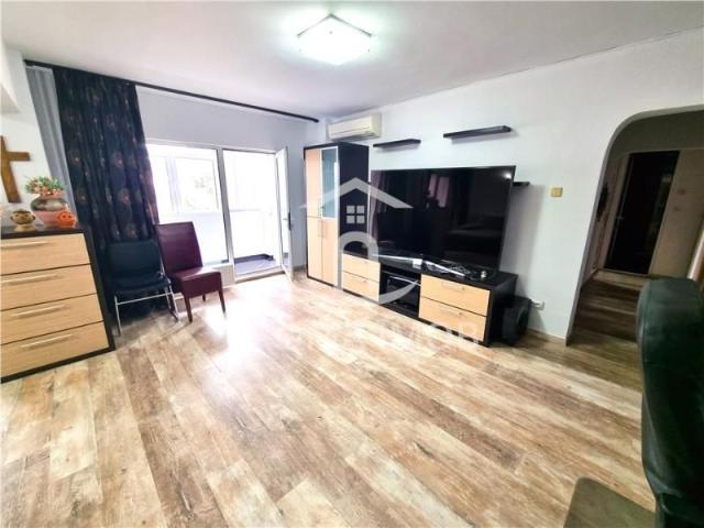 Apartament 4 camere de inchiriat Ploiesti, zona Republicii, Piata Mihai Viteazul