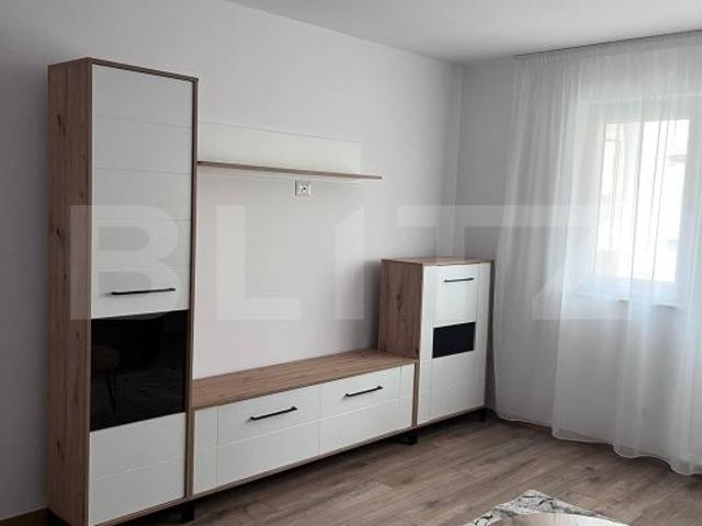Apartament 4 camere, decomandat, etaj intermediar, zona USV