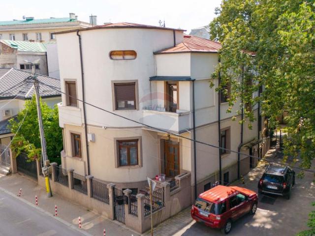 Apartament 4 camere vanzare in casă / vilă Iasi, Central vezi locația pe hartă