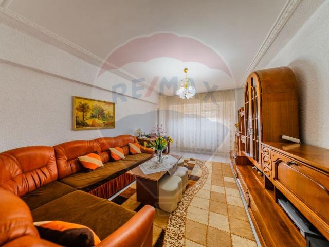 Apartament 4 camere vanzare in bloc de apartamente Arad, Nadlac, Ultracentral vezi locația pe hartă