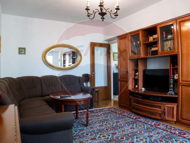 Apartament 4 camere vanzare in bloc de apartamente Bucuresti, Pantelimon vezi locația pe hartă
