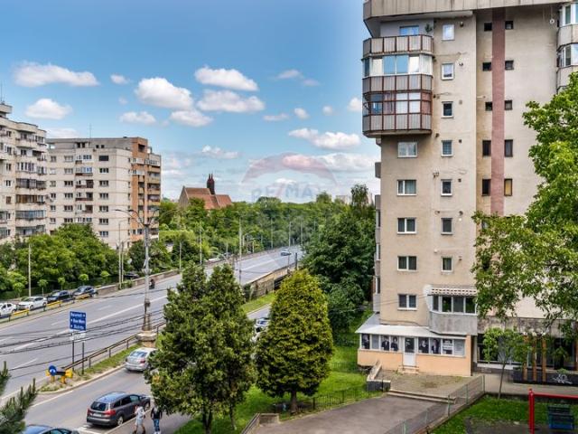 Apartament 4 camere vanzare in bloc de apartamente Cluj Napoca, Manastur vezi locația pe hartă
