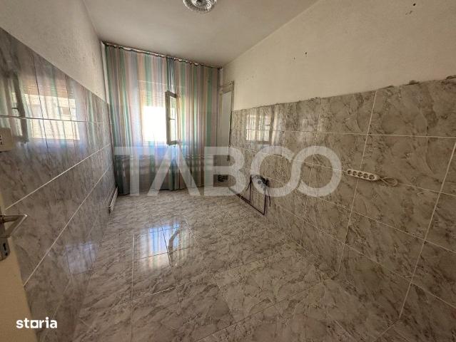 Apartament 4 camere 2 bai boxa la subsol etaj 3 zona 1 Decembrie