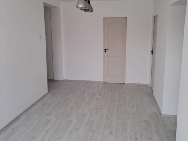 Apartament 4 camere 80 mp, etaj 4+pod zona Pietris