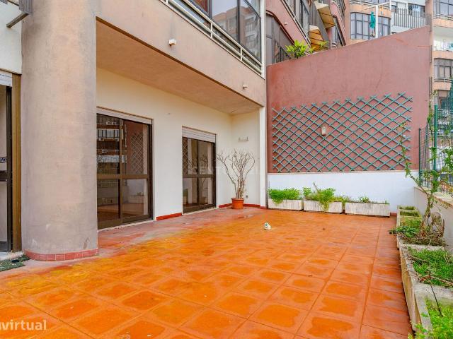 Apartamento 4 assoalhadas 1 andar na rotunda dos bancos Almada, co