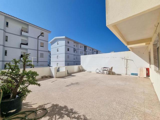 Apartamento T4 remodelado com logradouro exclusivo a 400 m d. 169m² Quarteira