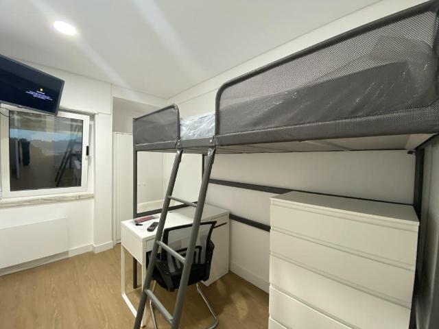 Apartamento 5 quartos, remodelado e mobilado, investimento e. 92m² Carnaxide