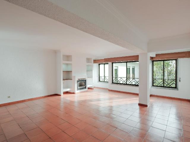 Apartamento 6 assoalhadas com garagem e arrecadação em Carcavelos