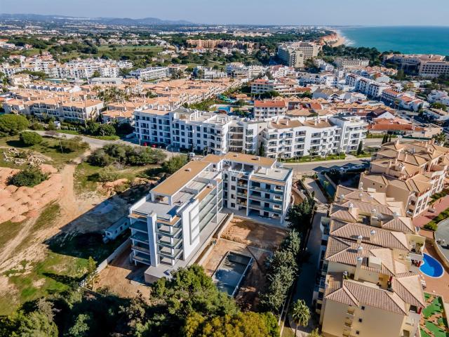 Apartamento 2 Quartos com Piscina e Garagem 115m² Albufeira Olhos de Água