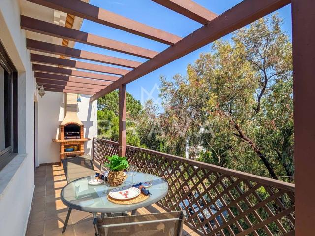 Apartamento 2 quartos com terraço, garagem e arrecadação no aldeamento Pine Sun Park em Albufeira