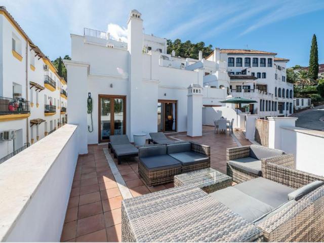 Apartamento '3 Habitaciones en Benahavis' con vistas a la montaña, Wi Fi y aire acondicionado