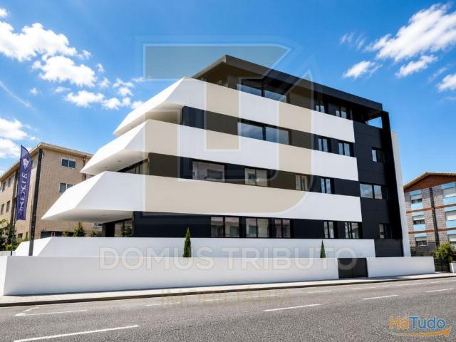Apartamento T3 | 4.º Piso | 4 Frentes | Terraço e varandas com 48,16m² Garagem fechada BOX para 2 | 26064087694