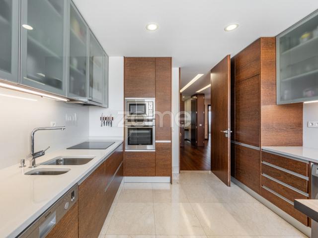 Apartamento T3 | 198 m2 | Varanda | Garagem 2x | St. Marinha V.N.Gaia