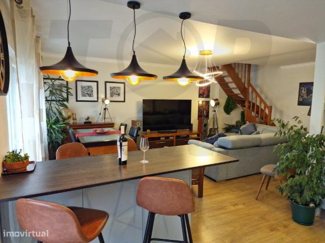 Apartamento T3 +1 ao estilo Duplex C/Garagem Condomnio privado.