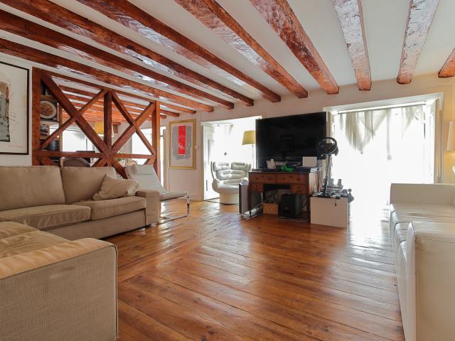 Apartamento T3 +1 com pátio em São Bento, Príncipe Real