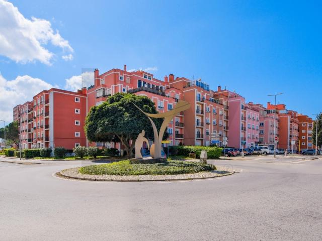 Apartamento T3 + 1 em Carcavelos com arrecadação