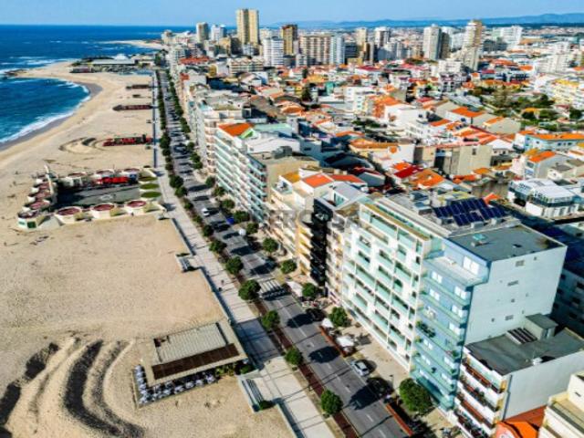 Apartamento T3 1ª linha de mar na Avenida dos Banhos