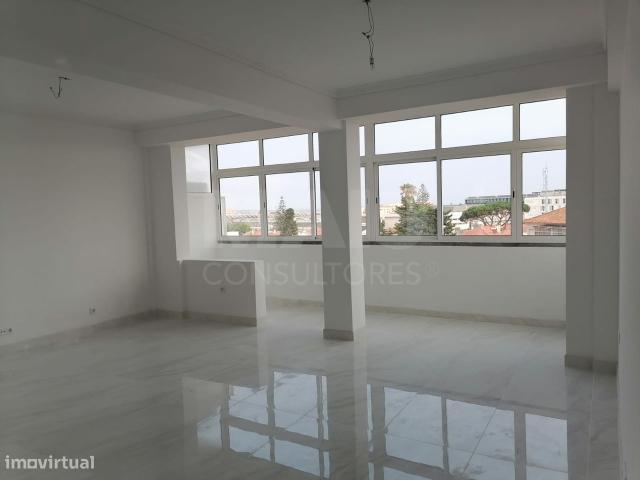 Apartamento T3 Remodelado em Carcavelos, Cascais