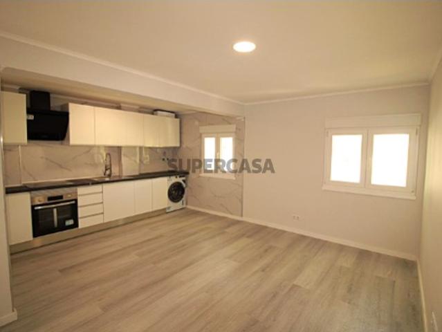 Apartamento T3, 2º andar, em Laranjeiro Almada