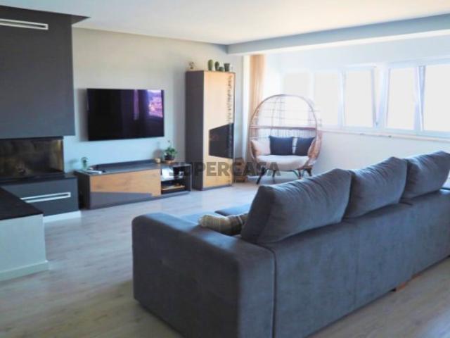 Apartamento T3, remodelado, em Cacilhas, Almada
