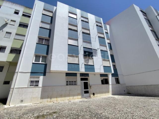 Apartamento T3 totalmente remodelado com arrecadação