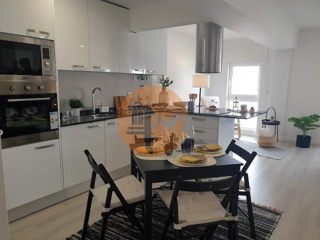 Apartamento T3 totalmente remodelado com Cozinha equipada a 7 minutos a pé do Centro Comercial Colombo e do Metro do Colégio Militar. Excelente localização