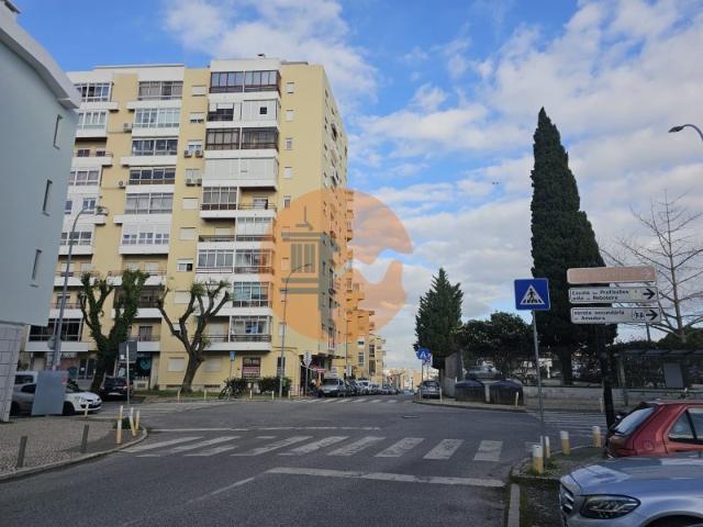 Apartamento T3 totalmente remodelado com Cozinha equipada em excelente localização na Amadora