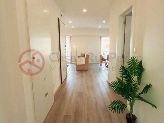 Apartamento T3 totalmente remodelado, com duas frentes, na Estrada de Benfica em Lisboa