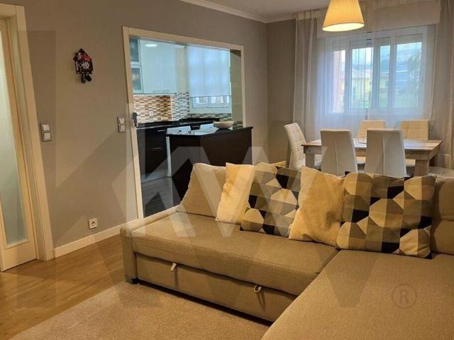 Apartamento T3 totalmente remodelado, com suite, em Santo António dos Cavaleiros