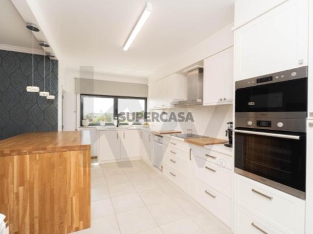 Apartamento T3 Totalmente Remodelado | Garagem Fechada | Comeira Marinha Grande