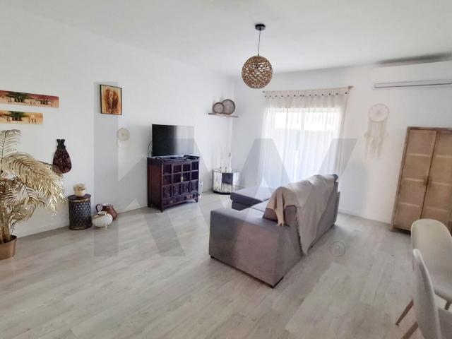 Apartamento T3 Totalmente Remodelado em Condomínio com Piscina e Campo de Ténis – Tavira