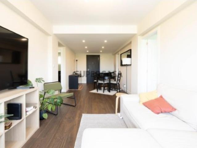 Apartamento T3 totalmente remodelado há cerca de um ano e meio, vendido mobilado e com cozinha equipada