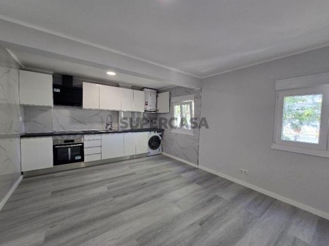 Apartamento T3, Totalmente Remodelado no Laranjeiro Almada