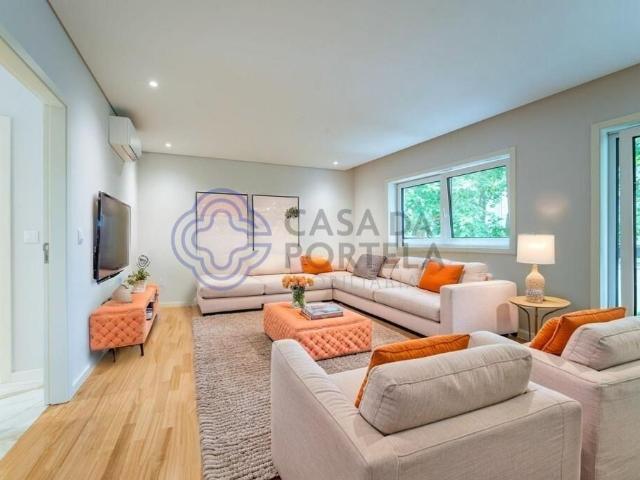 Apartamento T3 Totalmente Remodelado na Foz do Douro | Varanda, Garagem e Acabamentos Premium